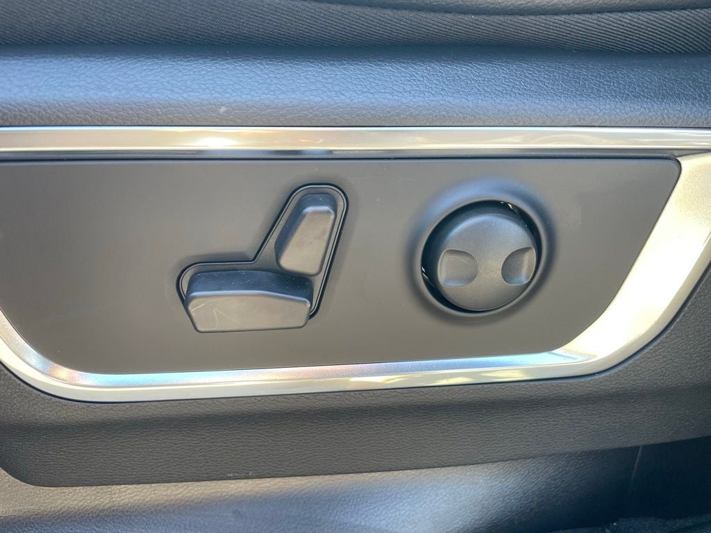 2026 RAM 1500 Laramie HEMI V8