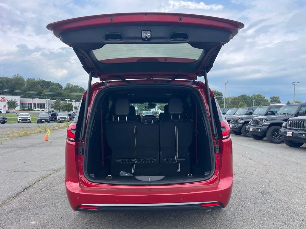 2027 Chrysler Pacifica Select