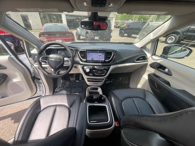 2024 Chrysler Pacifica Hybrid Select